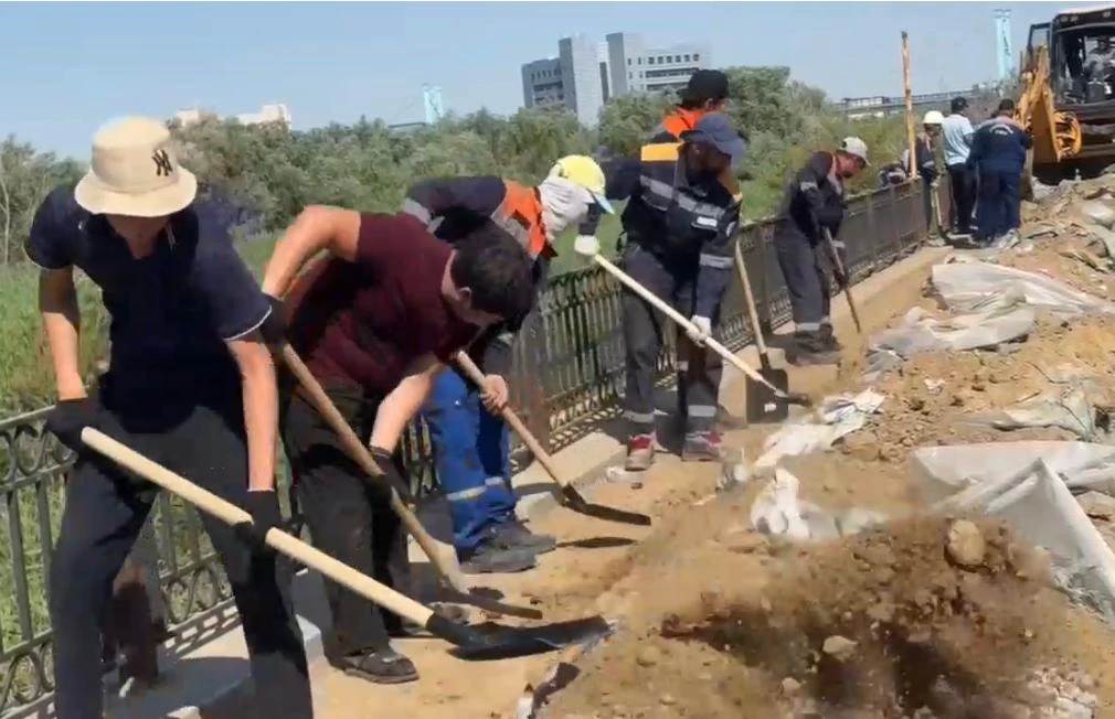 160 тонн мешков с грунтом вывезли с набережной в Атырау